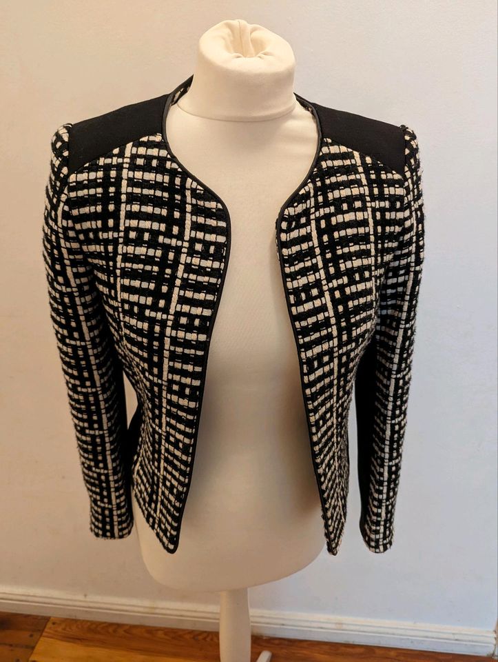 Neuwertiges Bouclé Blazer Jäckchen Schwarz Creme XS H&M Business in Berlin