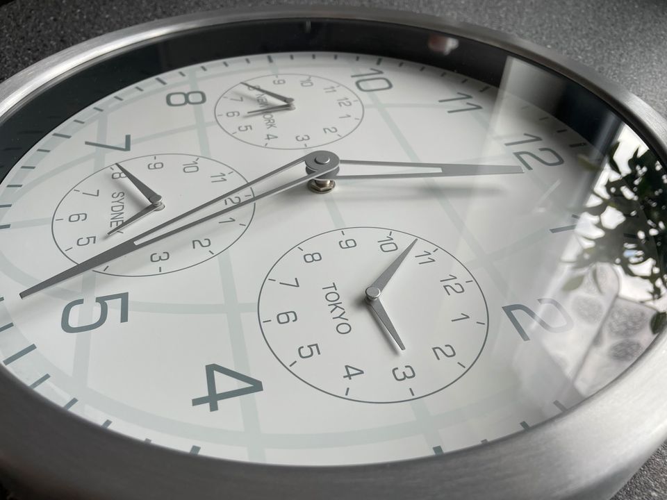 Wanduhr, Weltzeituhr mit 4 Zeitzonen in Forst