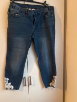 Jeans mit Strickblümchen Gr 48 Nordrhein-Westfalen - Euskirchen Vorschau