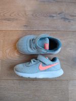 Nike Turnschuhe Sportschuhe Gr.23,5 Klett grau pink  Mädchen Hessen - Schmitten Vorschau