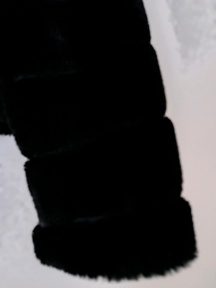 Schwarze kurze Jacke ( flauschig) in Nauen