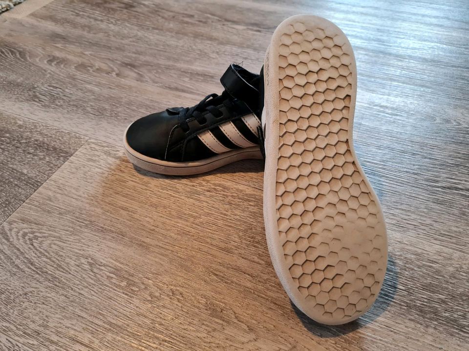 Sneaker von Adidas in der Größe 33 in Zerbst (Anhalt)