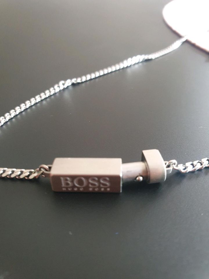 BOSS Silberkette mit Dog Tag Anhänger in Grevenbroich