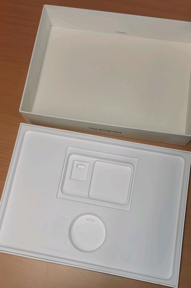 MacBook Pro 2017 A1708 Karton/Verpackung inkl. Sticker in Halle