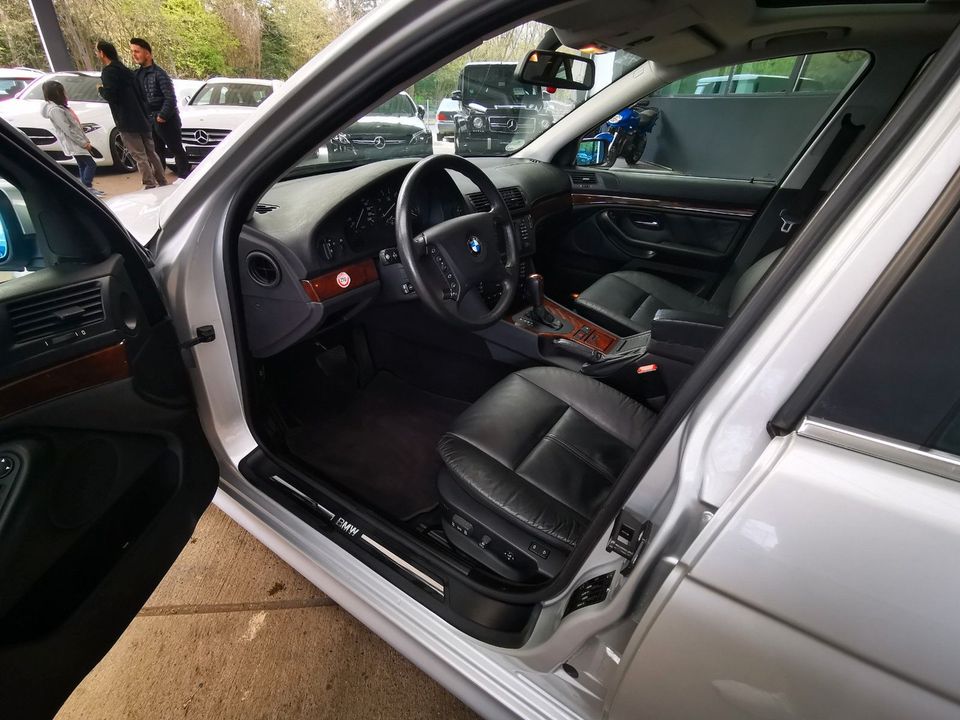 BMW 530i Sportpaket Leder/Xenon/SSD/PDC/El.Sitze in Göttingen