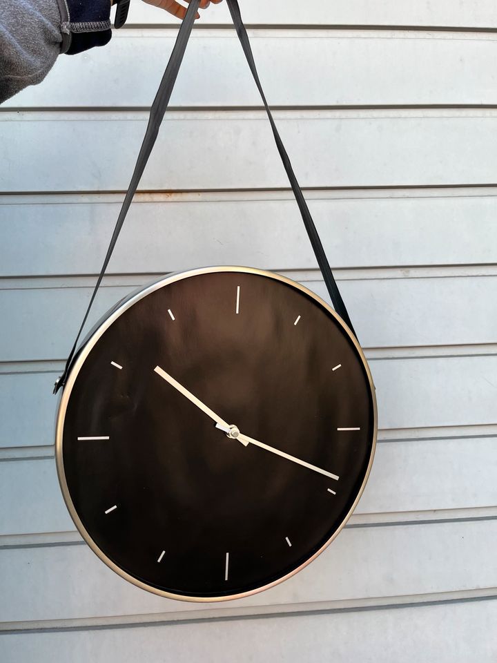 Moderne Wanduhr in Neu-Isenburg