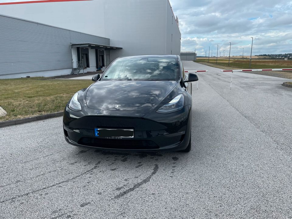 Tesla Model Y Long Range LR MiC 20“ Induction AHK Schwarz Schwarz in Düsseldorf