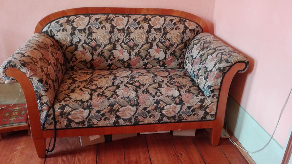 Sofa Nussbaum furniert Biedermeier Zeit um 1820 in Pirna