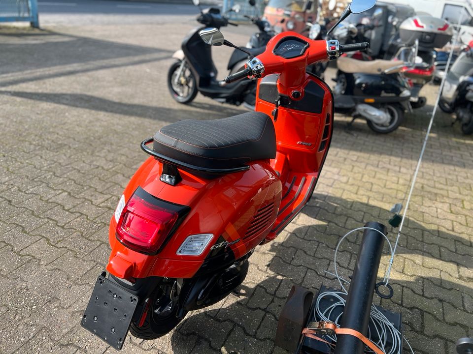 Vespa Gts 300 supersport NEUFAHRZEUG in Leverkusen