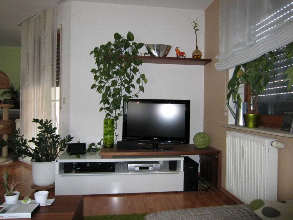 Hülsta Now! TV Board mit Wandregal, Weiß-Nußbaum, flexible Größe in Oberstenfeld
