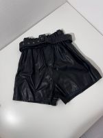 Kurze schwarze Hose Leder, Kunstleder Shorts Kr. München - Planegg Vorschau