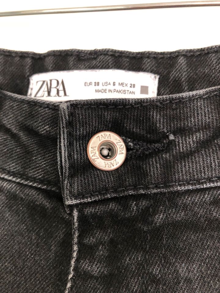 ZARA Mom Fit Jeans Hose, Gr. 38 slim schwarz in Kempten