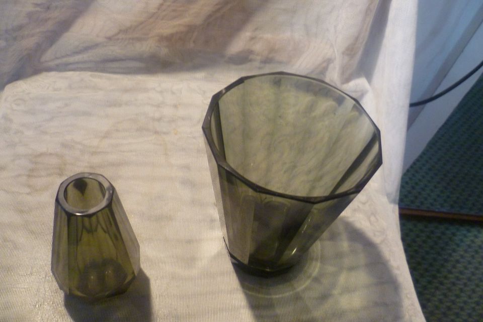 2 X Josef Hoffmann Karlsbad facettierte Jugendstil Glas Vase 1920 in Sternenfels