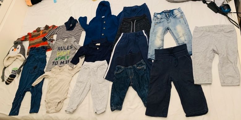 18+1 Bekleidung Set Junge 74 80 Mütze Hose Body Jacke Socken in Berlin