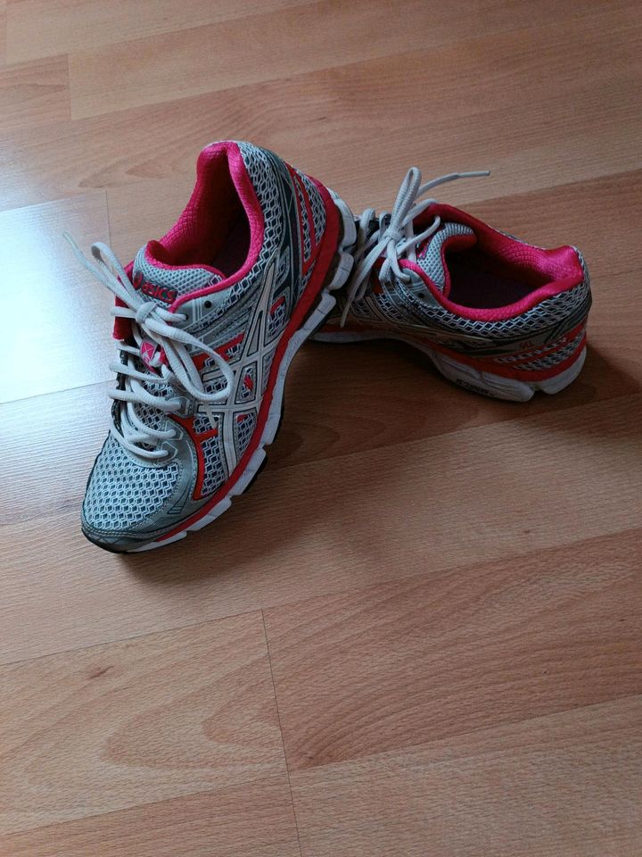 Laufschuhe Asics Gel 2000 in Neufahrn