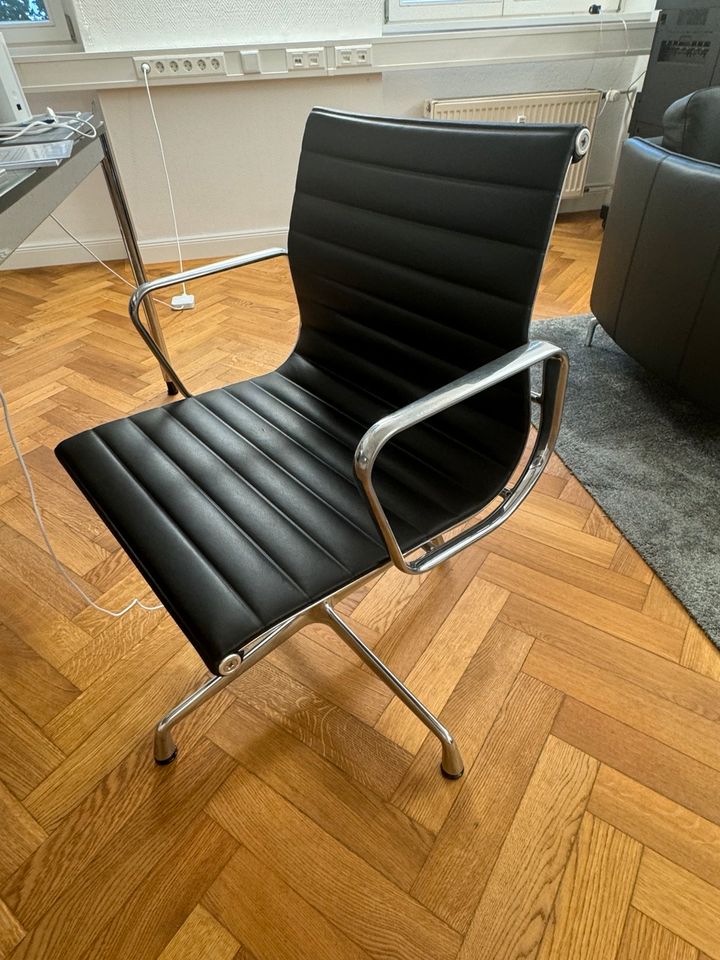 Vitra Alu Chair schwarz (2x verfügbar) wie neu in Nürnberg (Mittelfr)