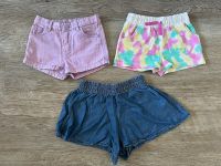 116 Shorts kurze Hosen 3x Mädchen Jeans lila blau Batikoptik Hessen - Taunusstein Vorschau