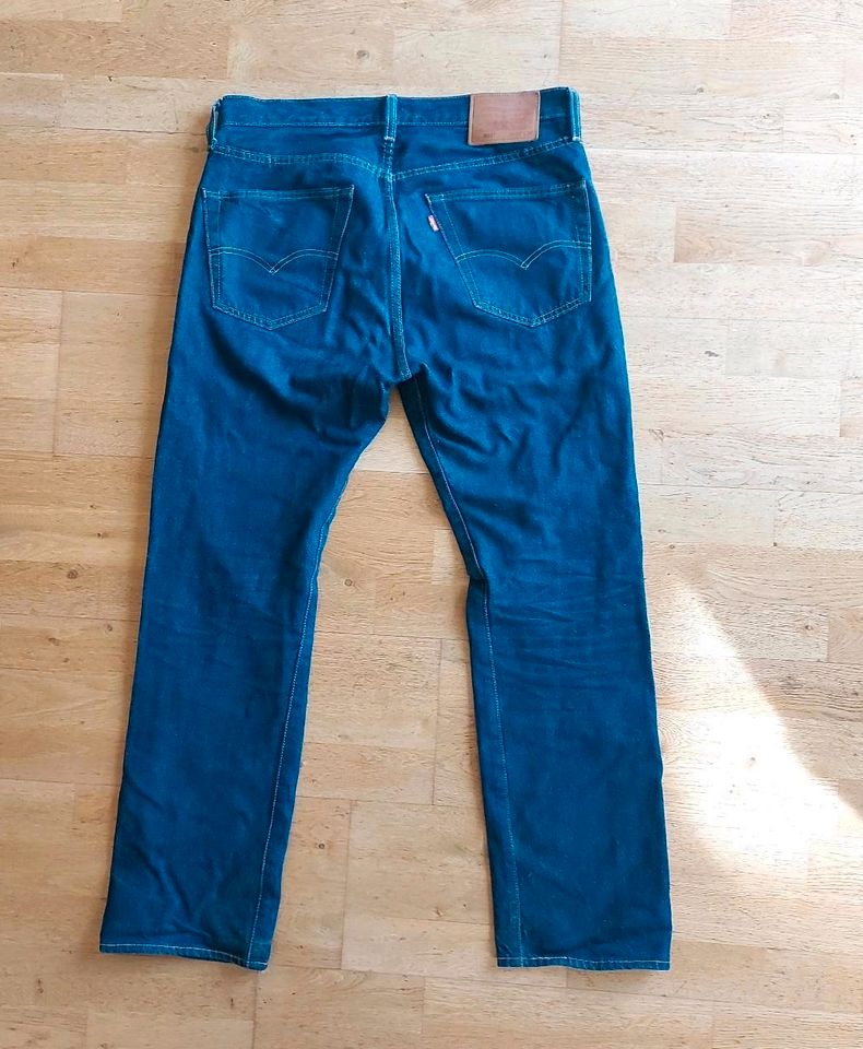 Levi Strauss Herrenjeans, dunkelblau, zum Knöpfen, 501 W 32 L 30 in Garbsen