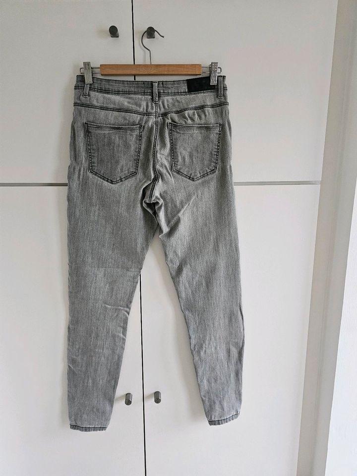 Graue Damen Jeans von Vero Moda Gr. M/32 in Wuppertal