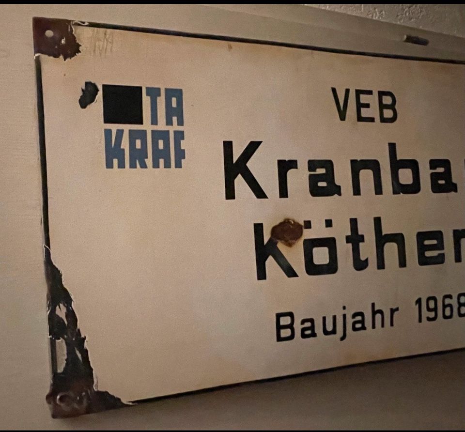 Emailleschild 119 × 60 VEB TAKRAF Kranbau Köthen in Halle