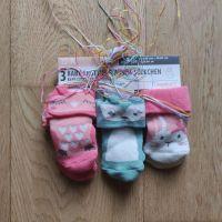 ❤3 Paar NEUE flauschige Baby Mädchen Erstlings-Socken, Gr. 12-14 Baden-Württemberg - Unterschneidheim Vorschau
