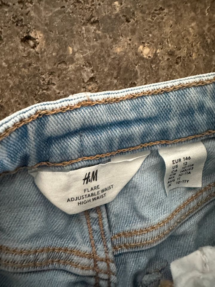 Jeans Mädchen H&M Größe 146 hellblau in Frickenhausen am Main