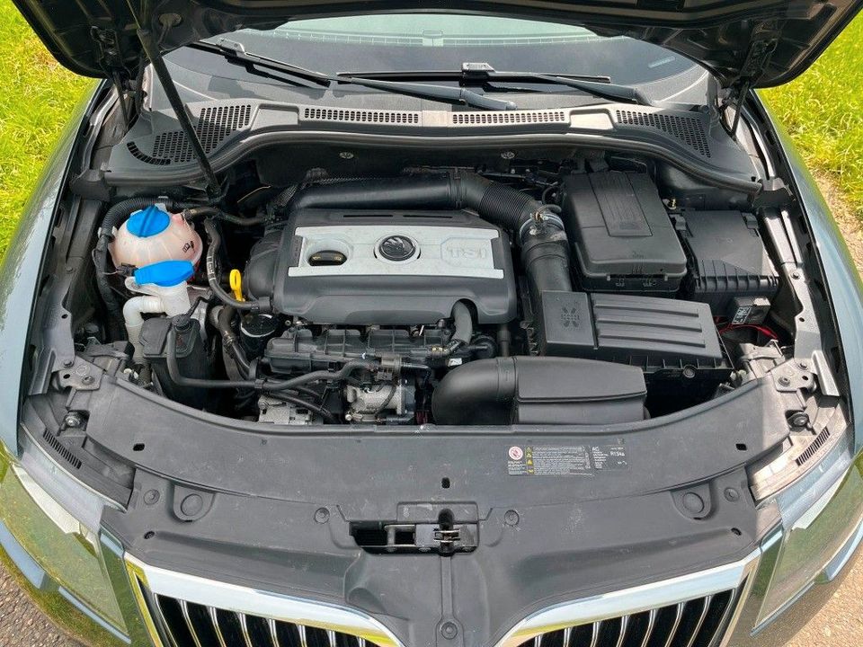 Skoda Superb Combi 1.8 TSI DSG Xenon AHK Sitzheizung in Spaichingen