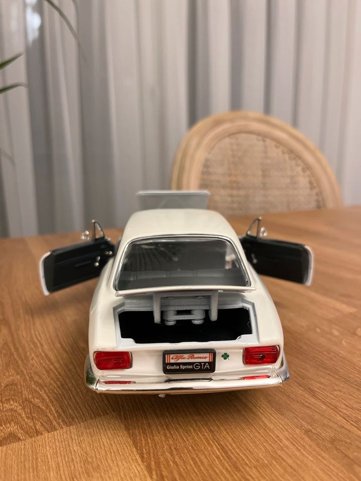 1:18 Signature Alfa Romeo Giulia GTA in Oberhausen