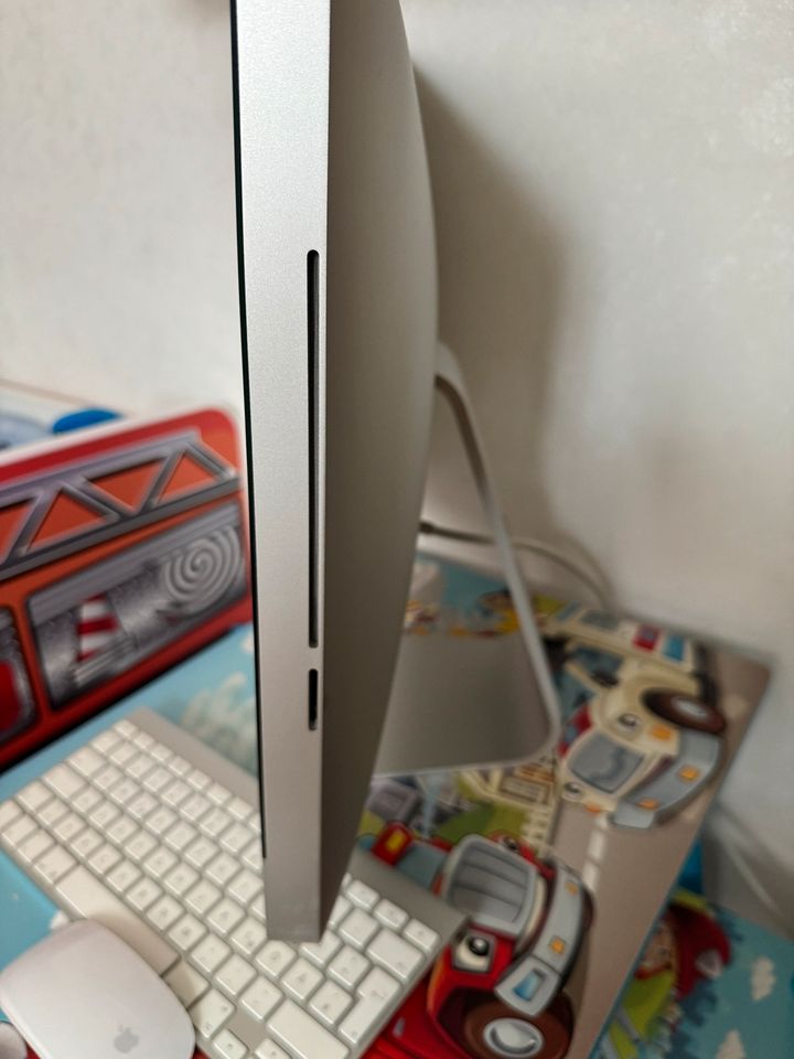 iMac Ende 2009 mit Magic Mouse und Magic Keyboard Remote Control in Wolfsburg