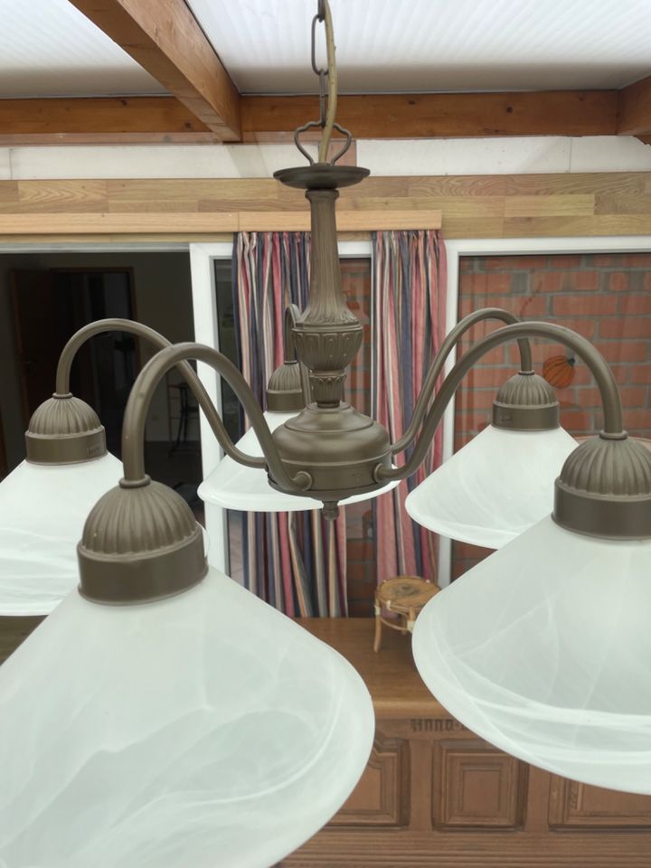 Deckenlampe mit 5 Milchglasschirmen in Kiel