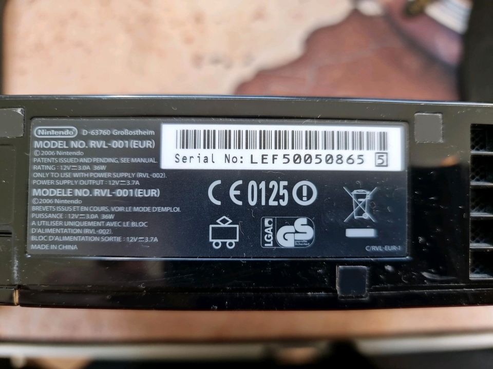 Nintendo Wii in schwarz, funktionsfähig mit optischem Makel in Bergisch Gladbach