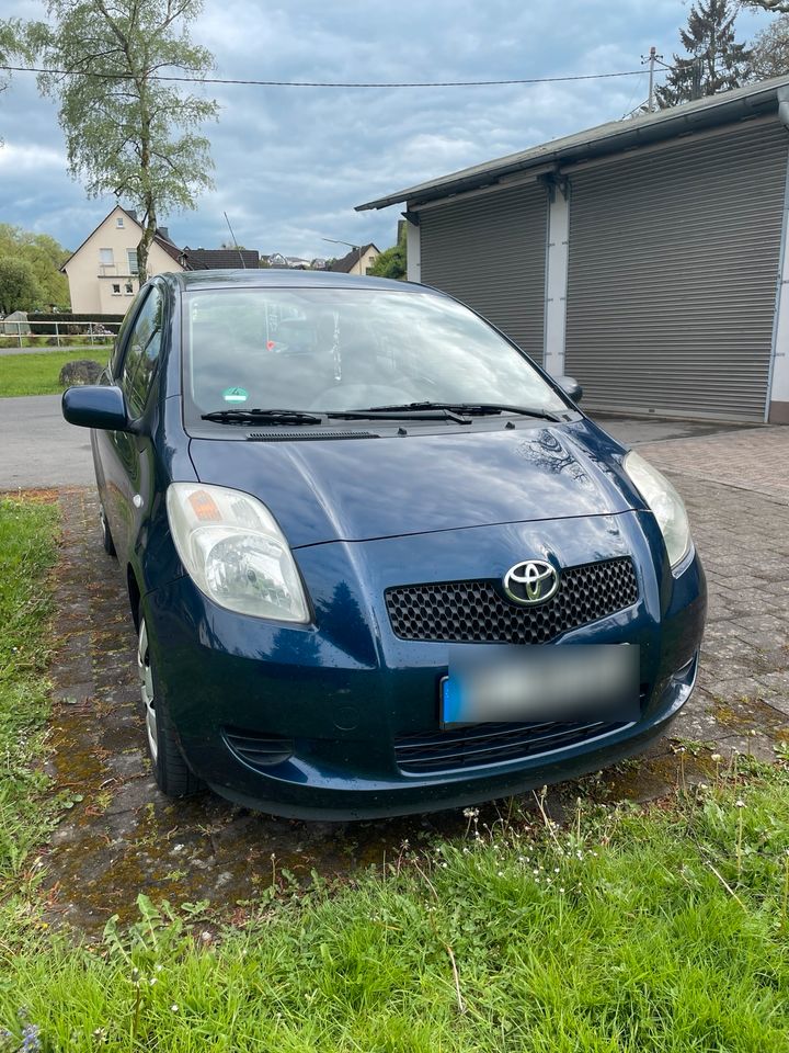 Toyota Yaris 1,3 Tüv neu, Klima. in Overath