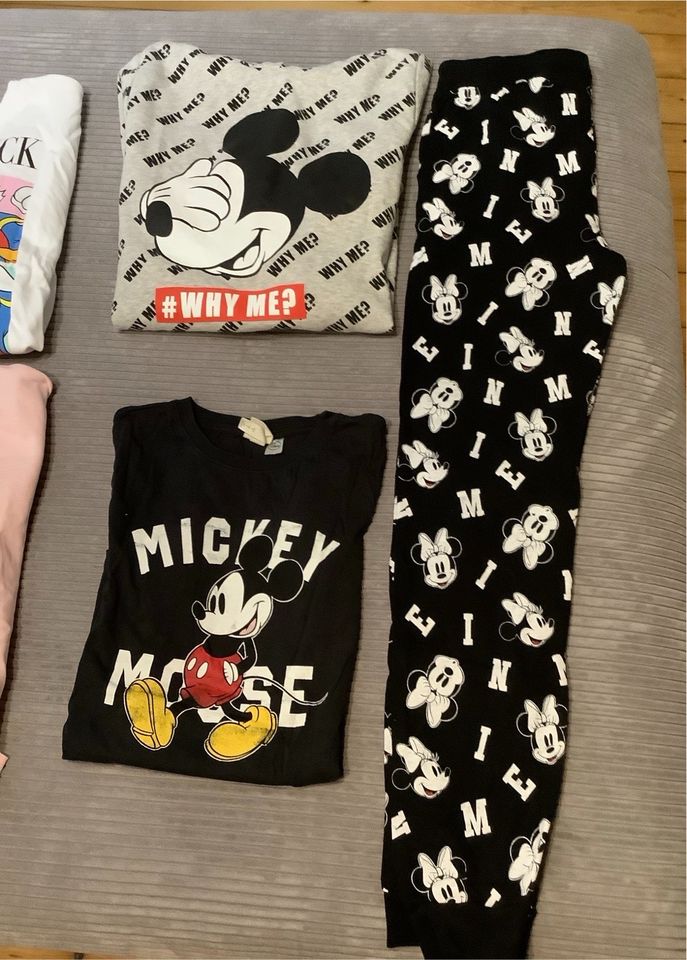 Disney Kleiderpaket Mickey Donald Daisy Hose Shirt Gr. XS/S in Augsburg