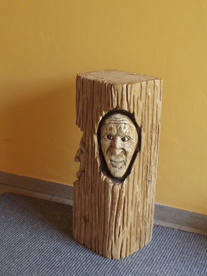 Stele aus Holz Unikat / Kettensägen Schnitzen Holzkunst Danner in Walpertskirchen