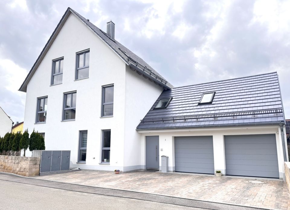 Einfamilienhaus mit Doppelgarage und Nebengebäude in Alteglofsheim