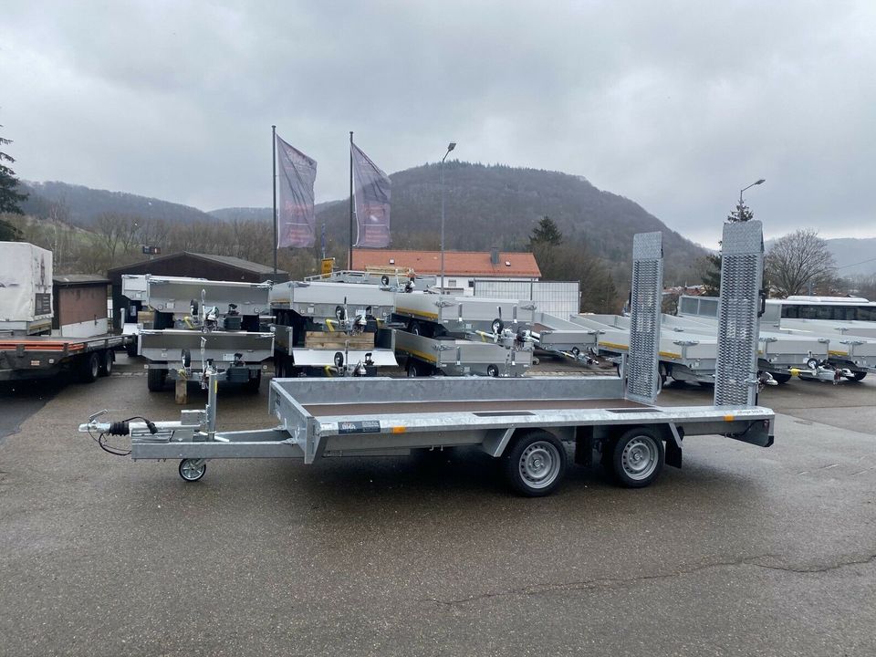 Anhänger mieten Baumaschinentransporter Minibagger transportieren in Mühlhausen im Täle