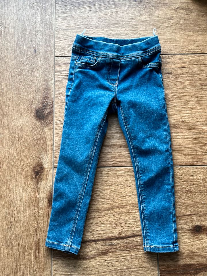 Ungetragene Mädchen-Jeans Größe 104, C&A in Büttelborn