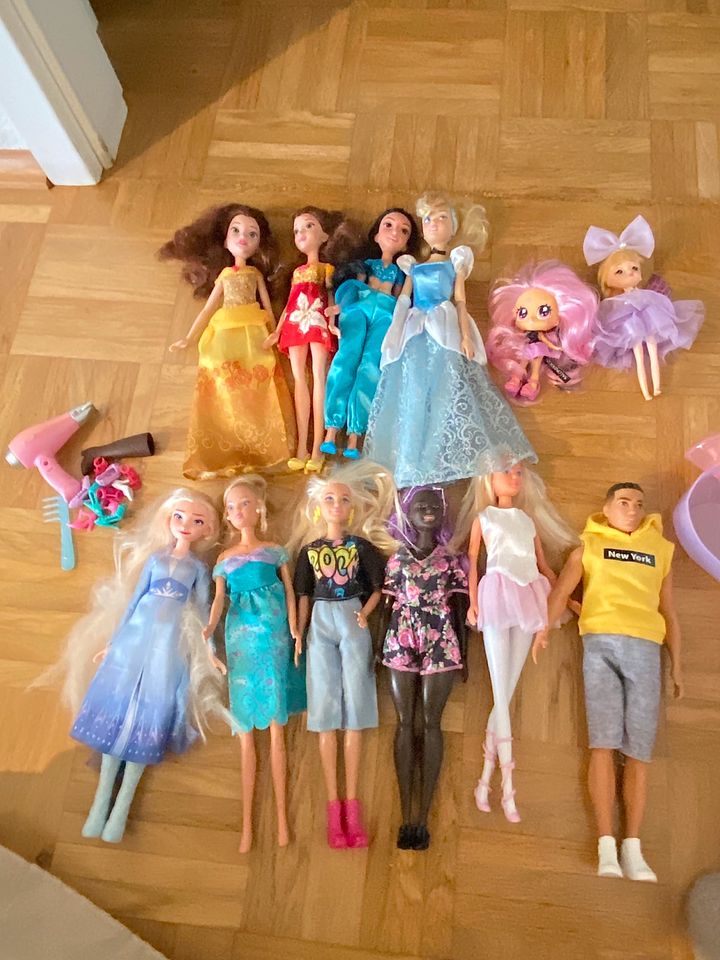 Barbie Puppen Disney Puppen in Bergisch Gladbach