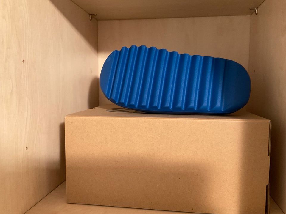 Yeezy Slide „azurblau“ in Neunkirchen-Seelscheid