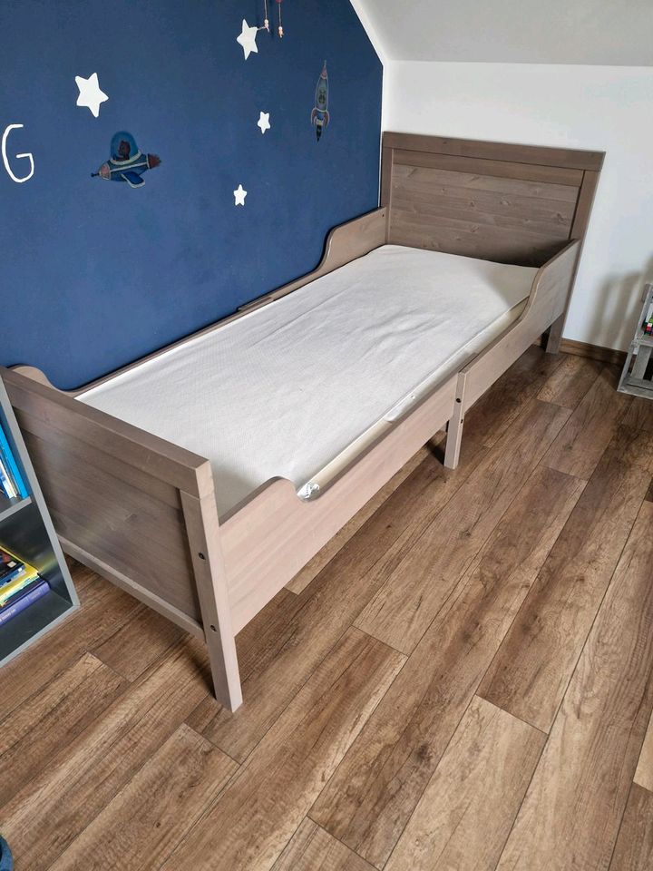 Größen verstellbares Kinderbett inklusive mitwachsender Matratze in Drochtersen