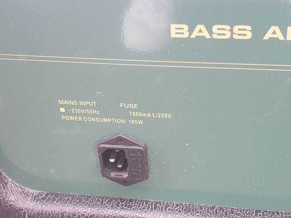 E-Bass mit 185 Watt Verstärker und Tasche in Hilders