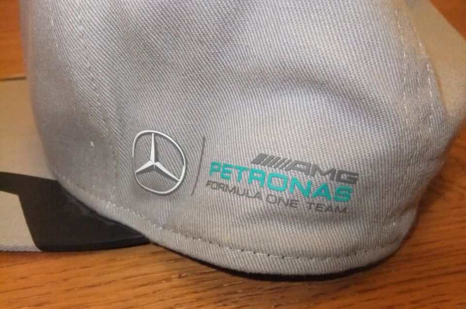 Neuwertig: Graue Kappe von MERCEDES AMG PETRONAS in Frankfurt am Main