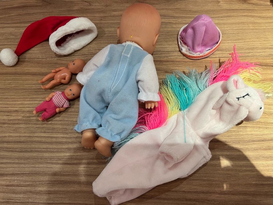 Eine kleine Puppe mit Ersatzkleidung & gratis Minipuppen in Gummersbach