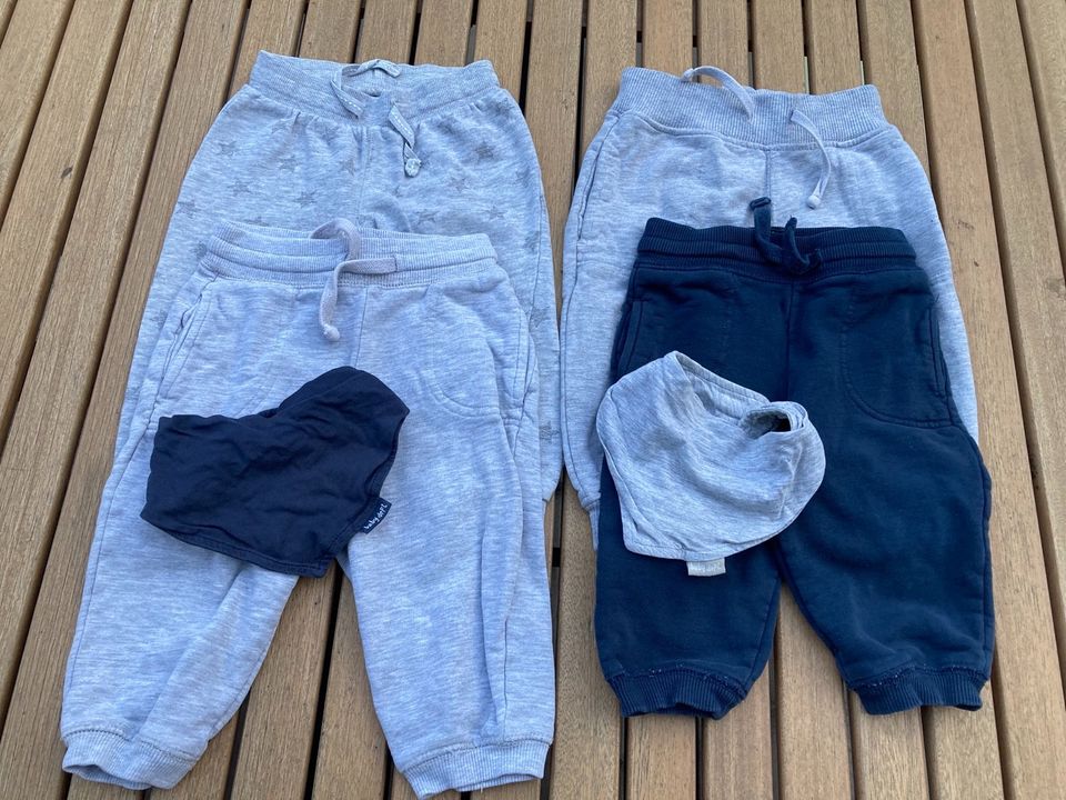 Paket H&M 4 Jogging Hosen Gr. 74/80/86 & 2 Stück Halstuch in Großkrotzenburg