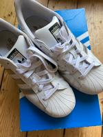 Adidas Superstar wie neu weiß Silber Größe 40 Frankfurt am Main - Sachsenhausen Vorschau