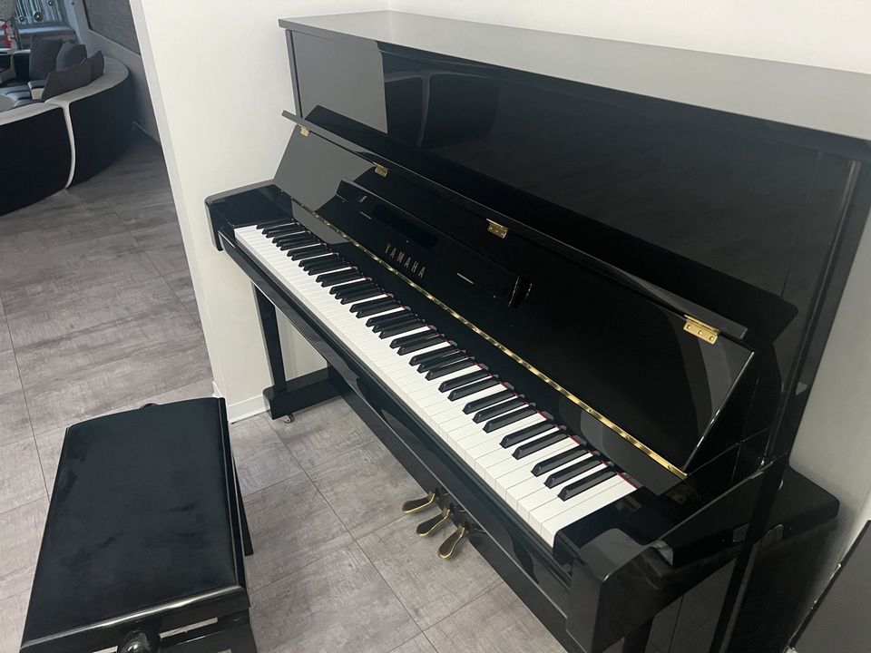 Klavier Yamaha B3e PE inkl. Klavierbank und Untersetzer in Bergheim