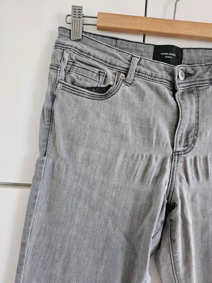 Graue Damen Jeans von Vero Moda Gr. M/32 in Wuppertal