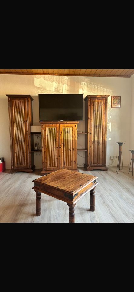 Komplett Wohnzimmerschrank mit Tisch Wandboard und Sofa in Nettersheim