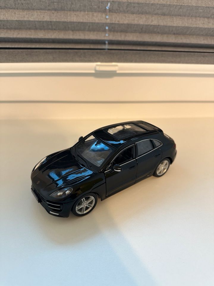 Porsche Macan 1/24 Modellauto/Spielzeugauto in Markvippach