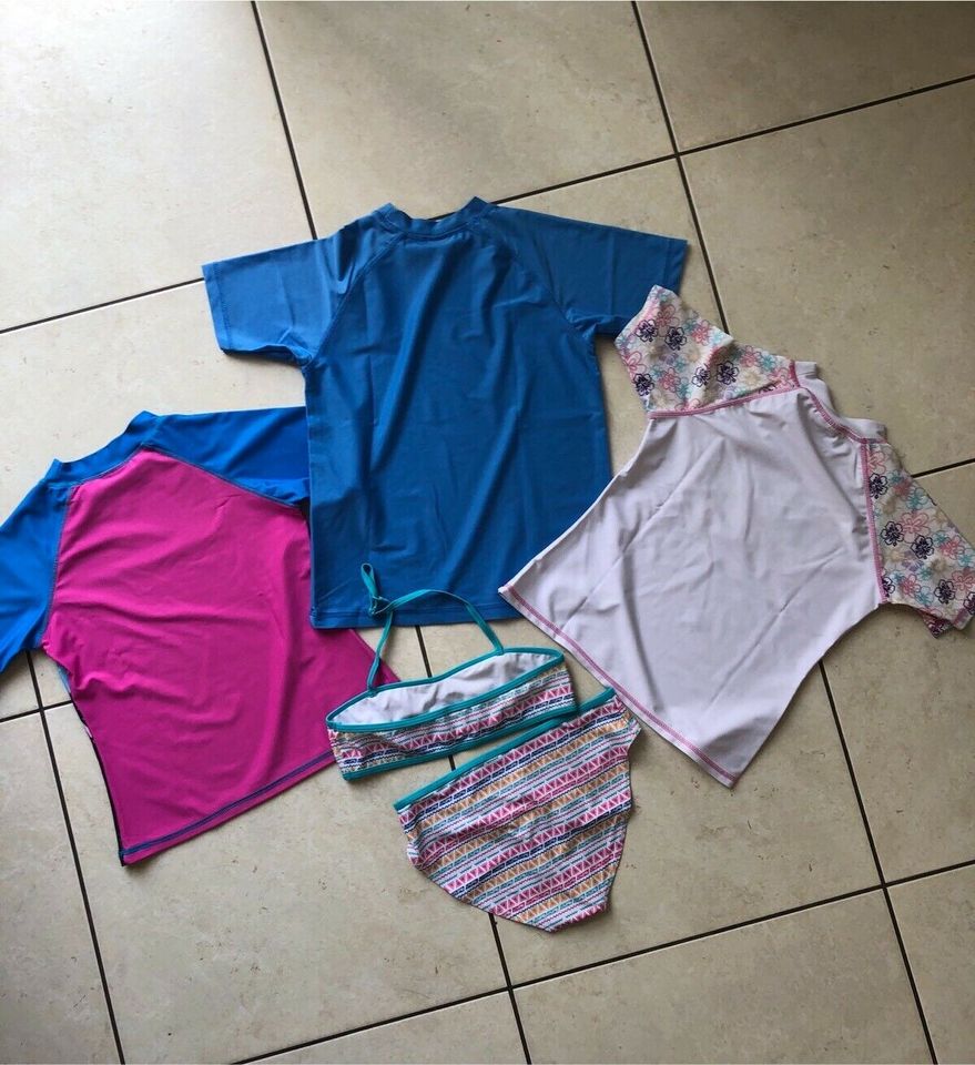 Sonnenschutz UV Shirt Mädchen neuwertig Größe 140 und Bikini in Friedrichsthal